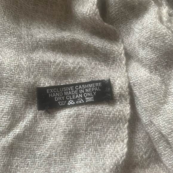 Exclusive Cashmere Scarf - Picture 4 of 4